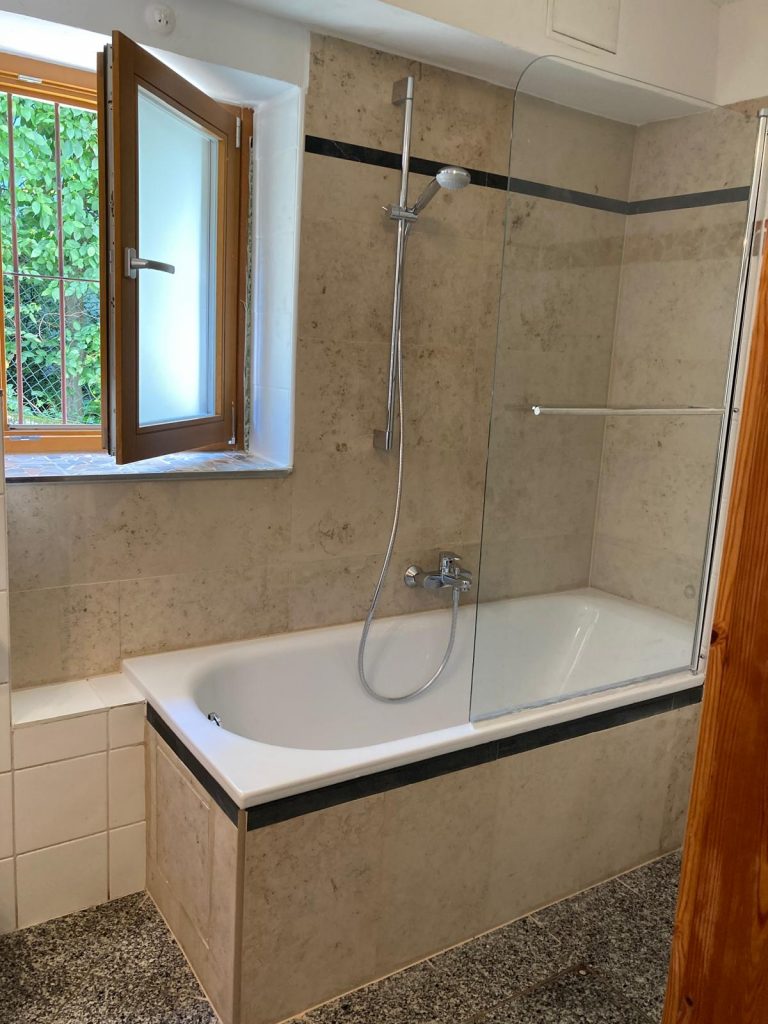 Bad Natursteın Fliesen wande und Easchbecken umrunde