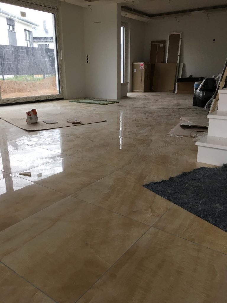 Wohnzımmer Boden Fliesen verlegen